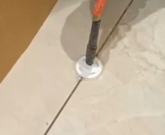 固阳瓷砖空鼓维修公司专业解答瓷砖在铺贴过程中，如果没有涂抹均匀到位的粘结材料（如水泥砂浆或瓷砖胶），可能会导致以下问题