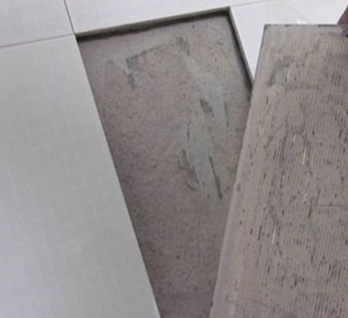 固阳瓷砖空鼓维修公司分享瓷砖铺贴时如果打浆（即涂抹在瓷砖背面和基层上的砂浆或瓷砖胶）过少，会带来以下问题